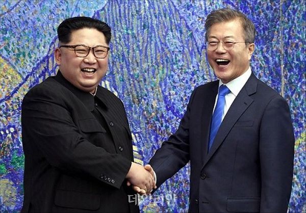 지난 2018년 4월 27일 판문점에서 개최된 남북정상회담에서 문재인 대통령과 김정은 북한 국무위원장이 악수하고 있다(자료사진). ⓒ한국공동사진기자단