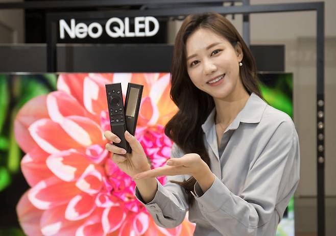 삼성전자 모델이 솔라셀 리모컨을 소개하고 있다.