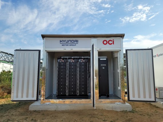 OCI가 현대차그룹의 전기차 재사용배터리를 활용해 공주 태양광발전소에 설치완료한 ESS큐브.