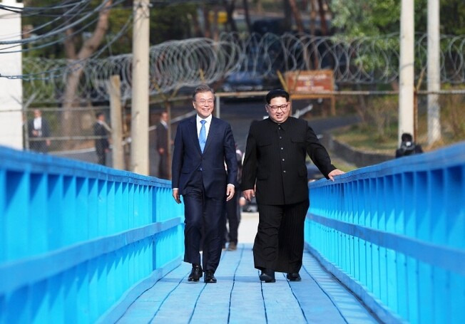 2018년 4월27일 남북정상회담에서 문재인 대통령과 김정은 국무위원장이 통역없이 판문점 도보다리 산책을 하는 모습이다. 사진 판문점공동취재단 제공