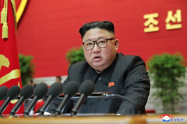 김정은 조선노동당 위원장이 8일 노동당 8차 대회 나흘째 회의에서 발언을 하는 모습. <조선중앙통신> 연합뉴스