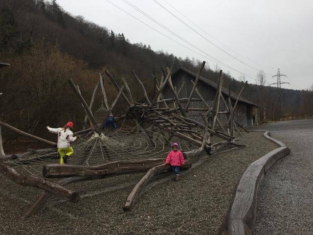 스위스 취리히의 그물과 나무로 꾸며진 놀이터. 이동학 작가