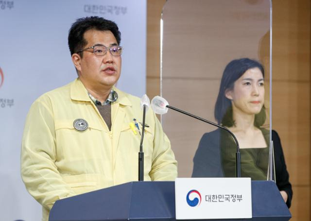 손영래 보건복지부 중앙사고수습본부 사회전략반장이 10일 오후 종로구 정부서울청사에서 코로나19 정례브리핑을 하고 있다. 뉴스1