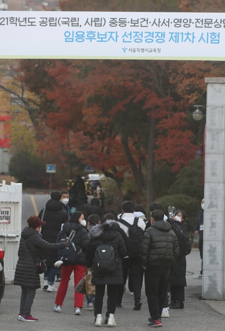 2021학년도 서울시 공립 중등교사, 보건사서영양전문상담특수(중등)교사 임용후보자 선정경쟁 제1차시험이 치러지는 21일 오전 서울 용산구 용산고등학교에서 임용시험 참석 수험생들이 입실하고 있다. [사진=뉴시스]