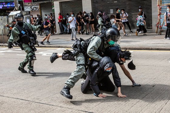 지난해 5월 27일 홍콩에서 중국 국가에 대한 모욕을 금지하는 ‘국가보안법’ 시행에 반대하는 홍콩 시위대가 경찰과 충돌하고 있다. [AFP=연합뉴스]