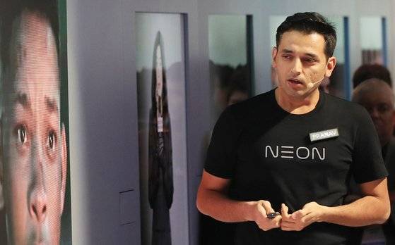 지난해 1월 미국 라스베이거스에서 열린 세계 최대 가전IT 전시회 'CES 2020'에서 프리나브 미스트리 삼성전자 전무가 '네온 프로젝트'에 대해 설명하고 있다. [연합뉴스]