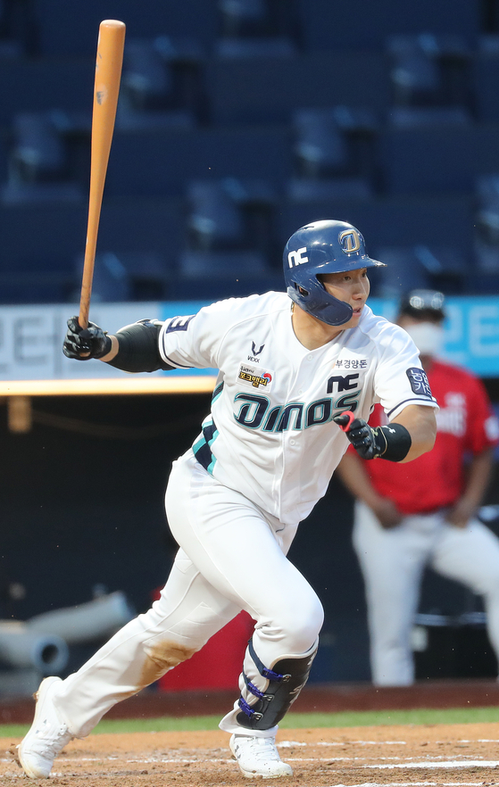 After failing to sign a contract with a major league club, Na Sung-bum will return to his KBO club, the NC Dinos, for the 2021 season. [YONHAP]