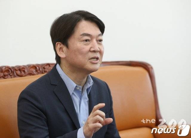 (서울=뉴스1) 신웅수 기자 = 안철수 국민의당 대표가 7일 오전 서울 여의도 국회에서 머니투데이와 인터뷰를 하고 있다. 2021.1.7/뉴스1