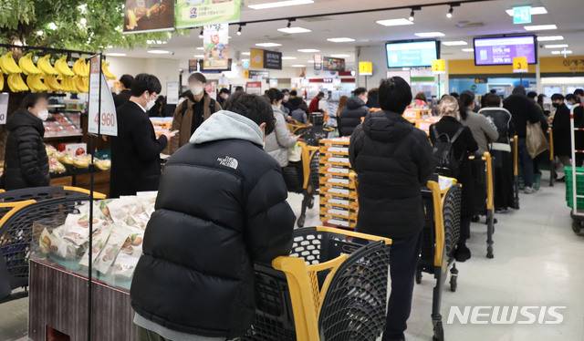 8일 업계에 따르면 샘표식품은 오는 18일부터 꽁치·고등어 통조림 제품 4종 가격을 42% 올린다. /사진=뉴시스