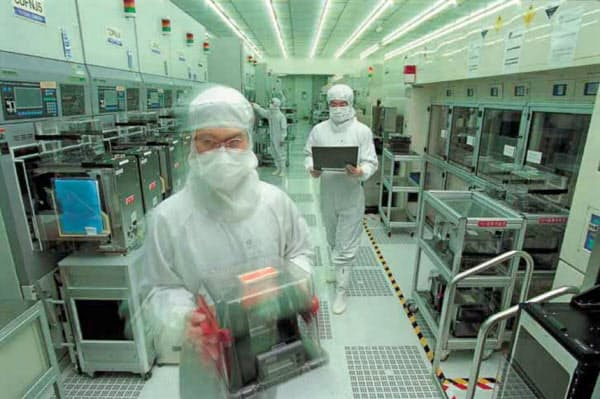 반도체 수탁생산(파운드리) 업계 절대강자인 대만 TSMC의 반도체 생산라인 내부 모습. TSMC의 시장 점유율은 55.6%로 삼성전자(16.4%)의 3배 이상이다.