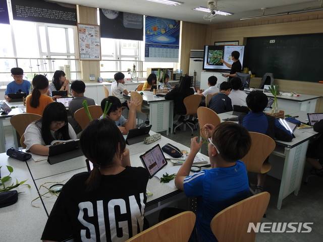 【청주=뉴시스】 인진연 기자 = 2018 창의융합형 과학실험실 현대화 사업을 진행한 복대초등학교 과학 수업 장면. 2019.08.16 (사진=충북교육청 제공)photo@newsis.com