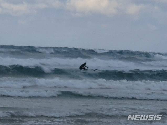 [제주=뉴시스]제주도 전 해상에 풍랑주의보가 발효 중인 지난 9일 제주시 구좌읍 월정해수욕장에서 A씨 등이 서핑을 하는 모습. (사진=제주해양경찰서 제공) 2021.01.10. photo@newsis.com