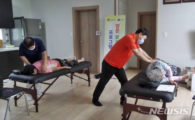 [진천=뉴시스]통합돌봄 선도사업(물리치료). (사진=진천군 제공) photo@newsis.com