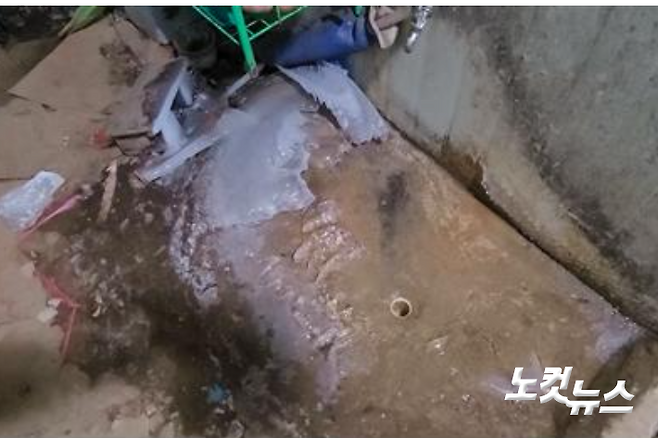 방문 앞에는 지하수가 나오는 수전이 설치돼 있다. 영하의 날씨에 수도꼭지 주변은 꽁꽁 얼어붙은 상태다. 이곳에서 매일 아침 찬물 세수를 한다.(사진=박창주 기자)