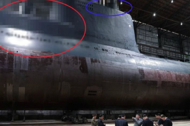 북한 관영매체가 2019년 7월 보도한 김정은 국무위원장의 잠수함 시찰 모습. SLBM 발사관이 위치한 것으로 보이는 부분 등이 모자이크 처리돼 있다. 연합뉴스