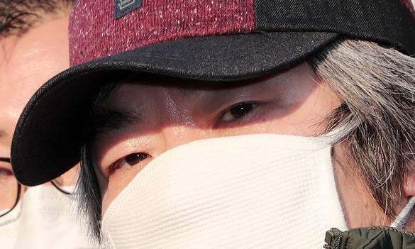 아동 성폭행 혐의로 징역 12년을 복역 후 출소한 조두순이 지난달 12일 오전 경기도 안산준법지원센터에서 행정절차를 마치고 이동하고 있다. 안산=뉴시스