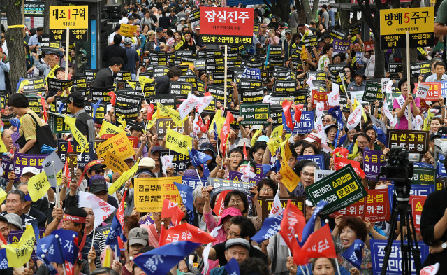 2019년 9월 정비사업 주민들이 ‘분양가 상한제 소급적용 저지 재개발·재건축 조합원 총궐기대회’를 열고 있다./서울경제DB