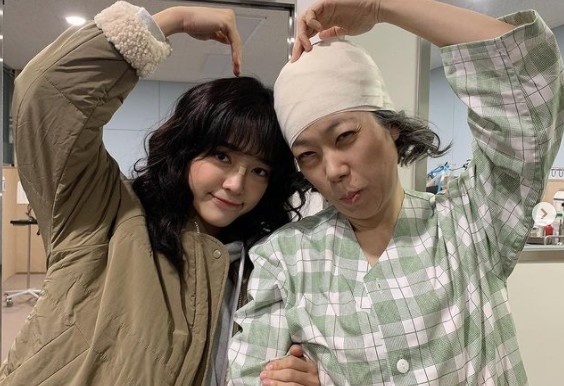 Actor Kim Se-jeong has attracted attention by unveiling a friendly two-shot shot taken at the shooting scene with Yum Hye-ran.Kim Se-jeong posted a picture on his 10th day with his article Do not hurt, Mrs. Chu ... Wonderful rumor.The photo shows Kim Se-jeong posing with a heart in the arms of Yum Hye-ran in patient clothes.Friendly two Actors look at the scene of the shooting.Another photo posted with the article Countries to do everything attracts attention with Kim Se-jeongs cute pose with Yoo Jun-sang and Cho Byung-gyu flying a hand heart.Meanwhile, Kim Se-jeong is meeting with fans in the role of Dohana in OCN Drama Wonderful Rumors.