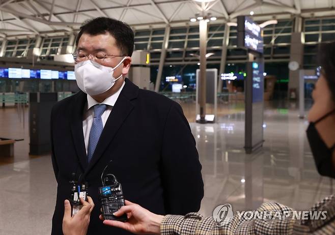 최종건 외교차관, 이란으로 향하며 (영종도=연합뉴스) 홍해인 기자 = 최종건 외교부 1차관이 9일 오후 인천국제공항 제1여객터미널에서 이란으로 출국하며 취재진의 질문에 답하고 있다.       최 차관은 카타르 도하를 경유해 이란 테헤란에 도착한 뒤 억류된 우리나라 국적 화학 운반선 '한국케미호'와 선원의 석방 교섭에 나선다. 2021.1.9 hihong@yna.co.kr