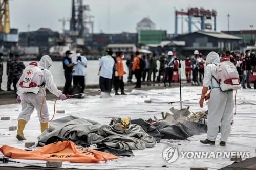 62명 탑승 인니 여객기 추락해역 수색…"신체 일부 발견" [AFP=연합뉴스]