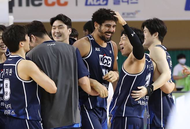 승리에 기뻐하는 데이비스 등 KCC 선수들 [KBL 제공. 재판매 및 DB 금지]