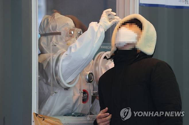 서울역 임시선별진료소 [연합뉴스 자료사진]