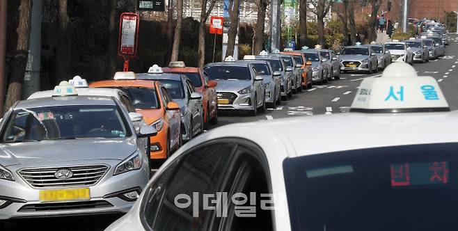 서울역 인근에서 택시들이 손님을 태우기 위해 길게 줄 지어 대기하고 있다. (사진=뉴시스)