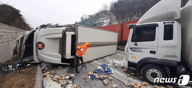 11일 충북 음성군 금왕읍 용계리 평택제천고속도로 상행선 구간에서 화물차끼리 추돌해 경찰이 정확한 사고 원인을 조사하고 있다.(음성소방서 제공)2020.1.11/© 뉴스1