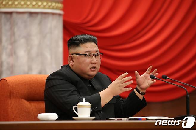 (평양 노동신문=뉴스1) = 김정은 북한 국무위원장이 지난 10일 전원회의를 진행했다고 노동당 기관지 노동신문이 11일 전했다. [국내에서만 사용가능. 재배포 금지. DB 금지. For Use Only in the Republic of Korea. Redistribution Prohibited] rodongphoto@news1.kr