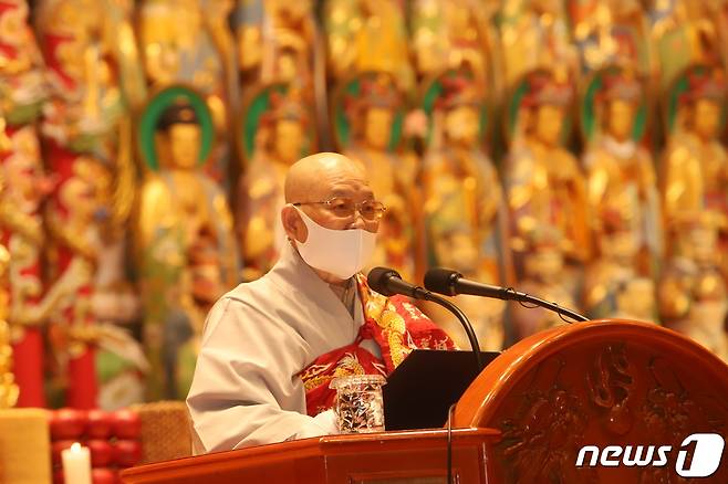 11일 단양 구인사 광명전에서 이문덕 총무원장이 상월원각대조사 탄신 109주년 봉축사를 하고 있다.(구인사 제공)© 뉴스1