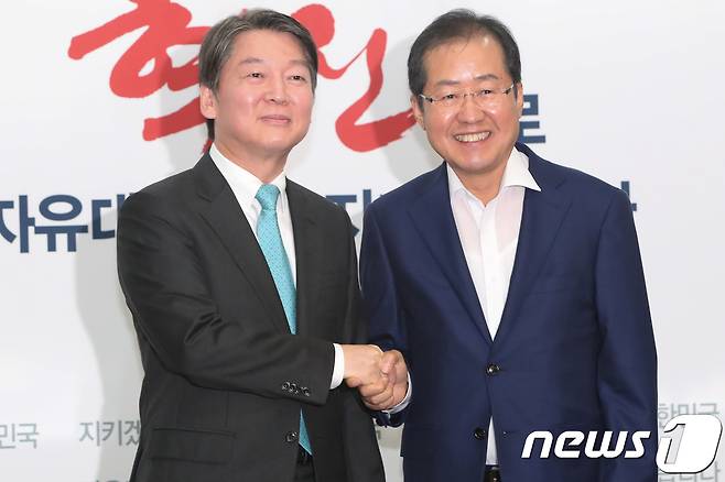 2017년 8월 29일 당시 안철수 국민의당 신임 대표가 서울 여의도 자유한국당 당사 대표실을 찾아 홍준표 대표와 인사를 나누고 있다. © News1