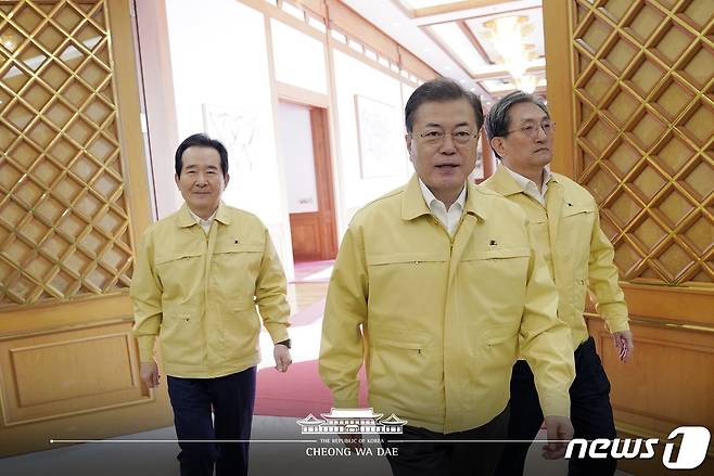 문재인 대통령이 4일 오전 청와대에서 국무회의장으로 이동하고 있다. 정세균 국무총리(왼쪽), 문 대통령.(청와대 페이스북) 2020.2.4/뉴스1