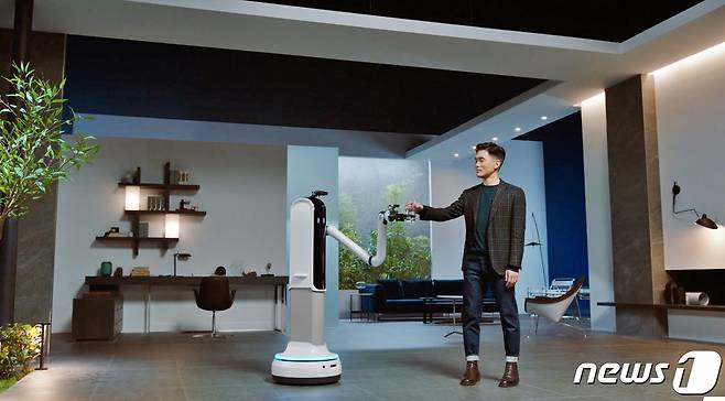승현준 삼성전자 사장이 CES 2021 삼성 프레스컨퍼런스에서 삼성봇™ 핸디'와 물컵을 주고 받는 시연을 하고 있다.(삼성전자 제공)2021.01.11/뉴스1 © 뉴스1