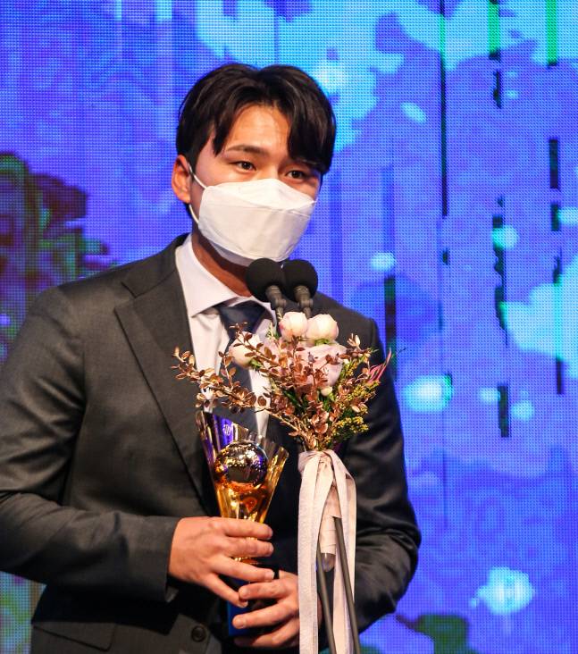 KT 투수 주권이 30일 열린 2020KBO리그 시상식에서 홀드상을 수상한후 소감을 밝히고 있다. 강영조기자 kanjo@sportsseoul.com