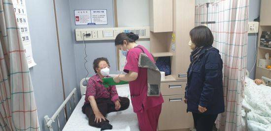 거창군 가북면 도로 결빙에 고립된 치매노인 구조되어 병원 진료를 받고 있다 (사진=거창군)