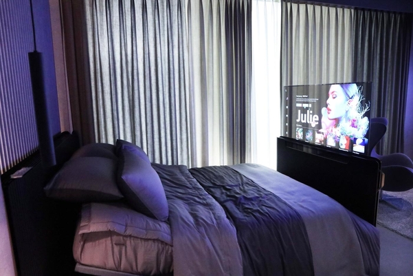 침대와 55인치 투명 OLED를 결합한 ‘스마트 베드’. /LG디스플레이 제공