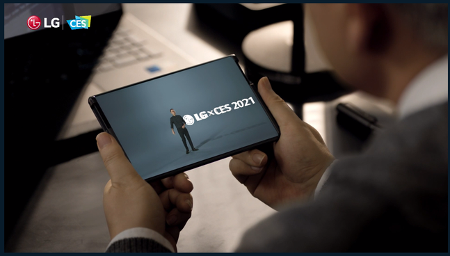 LG전자가 11일 CES 2021 프레스컨퍼런스 영상에서 공개한 롤러블 스마트폰 'LG롤러블' 캡처 화면.