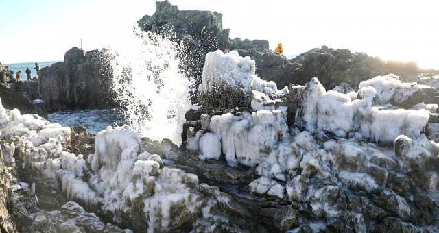 11일 부산 남구 오륙도 앞 갯바위에 바닷물이 얼어붙어 얼음조각을 만들었다. 박경모 기자