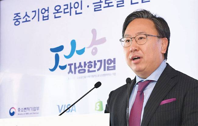 패트릭 윤 비자코리아 사장이 2020년 11월 11일 중소벤처기업부 주관으로 열린 제21호 ‘자상한기업’ 업무협약 체결식에서 인사하고 있다. 사진 연합뉴스