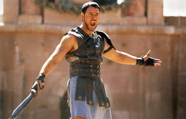 막시무스(러셀 크로우)는 노예상에게 발견돼 검투사로 팔려 간다. 그는 무의미한 죽음에 자신을 내던지려 하지만 최고의 검투사가 되면 황제를 만날 수 있다는 사실을 알고 복수의 칼을 간다. 사진IMDB