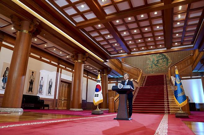 문재인 대통령이 11일 청와대 본관에서 2021년 신년사를 발표하고 있다. 청와대 제공