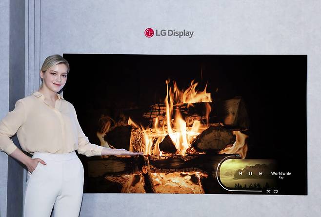 LG디스플레이가 CES 2021에서 선보인 77인치 OLED TV 패널. 기존 대비 화질을 20% 가량 개선한 유기발광소자 기술이 적용됐다. 사진:LG디스플레이