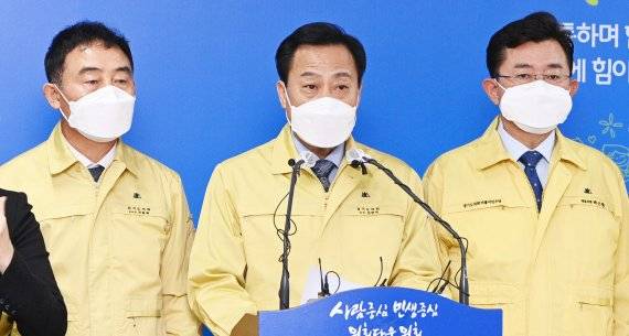 장현국(가운데) 경기도의회 의장은 11일 기자회견을 열고 "모든 경기도민들을 대상으로 한 '2차 경기도 재난기본소득 지급'을 경기도에 공식 건의했다"고 밝혔다. 뉴스1