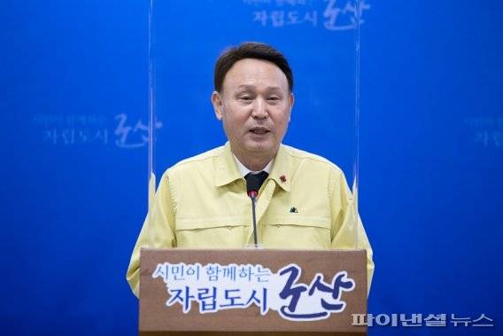 강임준 전북 군산시장은 2021년 신축년 새해‘시민체감 경제활력과 균형있는 행복도시’ 조성을 비전으로 삼아 시민의 힘으로 이루는‘보다 나은 군산’을 만들어 가겠다고 11일 밝혔다. 사진=군산시