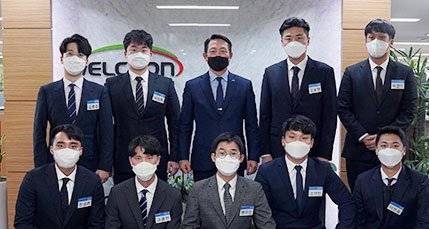 지난 4일 서울 구로동 웰크론그룹 본사에서 이영규 회장(뒷줄 가운데)이 8기 공채 신입사원들과 기념촬영을 하고 있다. 웰크론그룹 제공