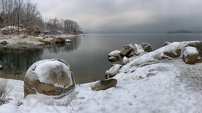 대전 둘레길인 대청호 5백리길 가운데 동구 주산동 구간의 설경.