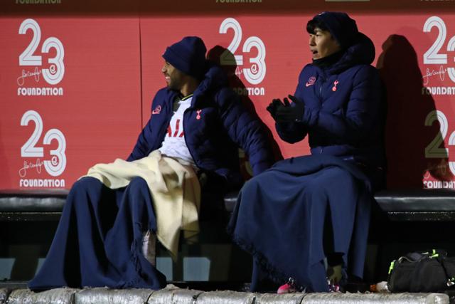 손흥민(오른쪽)이 영국 머지사이드 크로스비 로세트파크에서 열린 마린FC와의 경기에서 벤치에 앉아 동료들의 경기를 지켜보고 있다. AFP 연합뉴스