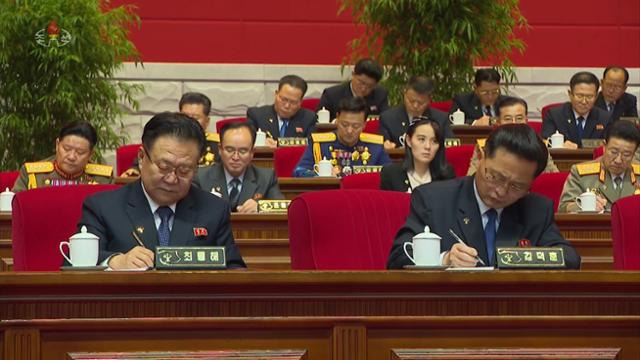 북한 조선중앙TV는 6일 노동당 제8차 대회의 2일차 회의가 평양 4·25문화회관에서 진행됐다고 7일 보도했다. 김정은 위원장의 사업총화보고를 들으며 요지를 받아적는 최룡해 국무위원회 제1부위원장과 김덕훈 내각총리 뒤로 김 위원장의 동생인 김여정 당 제1부부장의 모습이 보인다. 조선중앙TV 캡처 연합뉴스