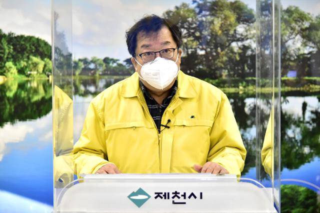 이상천 제천시장은 11일 "지난달 1~7일 시행한 준 3단계 사회적 거리두기 참여 소상공인들에게 재난지원금을 계좌이체를 통해 일괄 지급한다"고 말했다. 제천시 제공