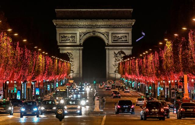 프랑스 파리의 샹젤리제 거리가 지난해 11월 22일 크리스마스 조명이 켜지자 화려하게 빛나고 있다. 파리=AFP 연합뉴스